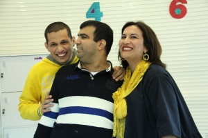 صورة نائبة الرئيس "لمياء الحميضي" مع ابنها عبدالله والطالب علي في أحد الفصول الدراسية بمركز 21